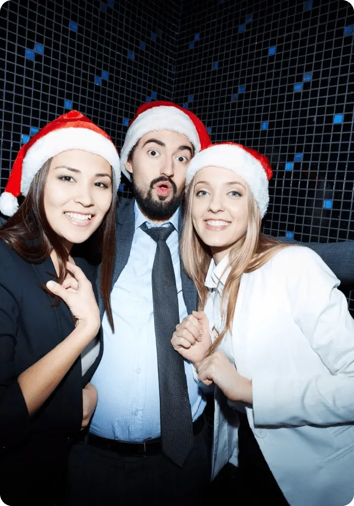 trois collègues pendant un repas de noël d'entreprise