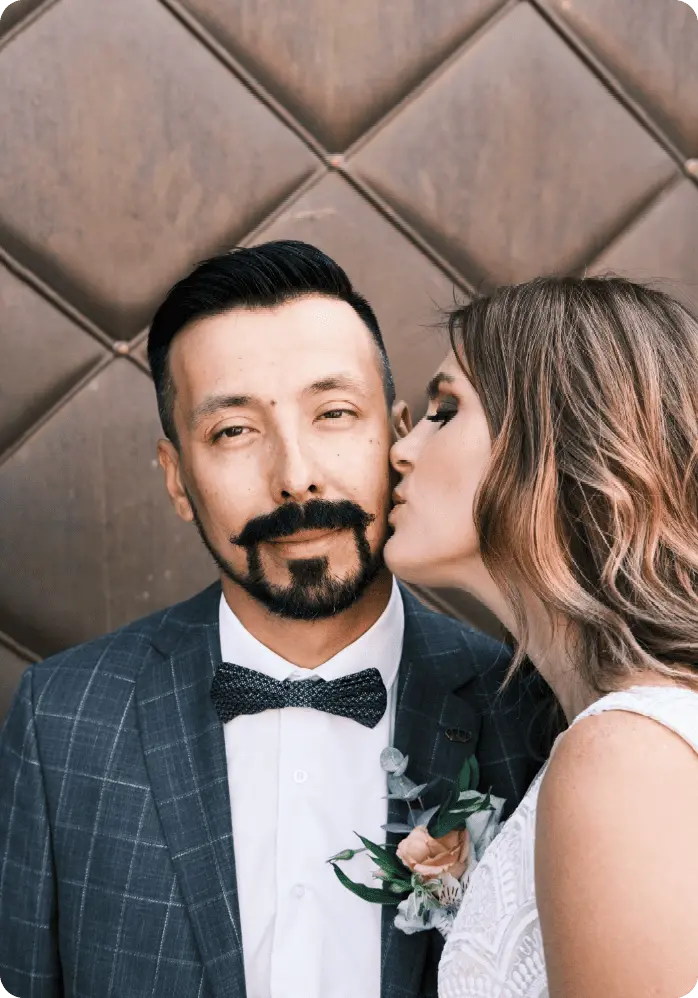 couples d'invité devant un photobooth