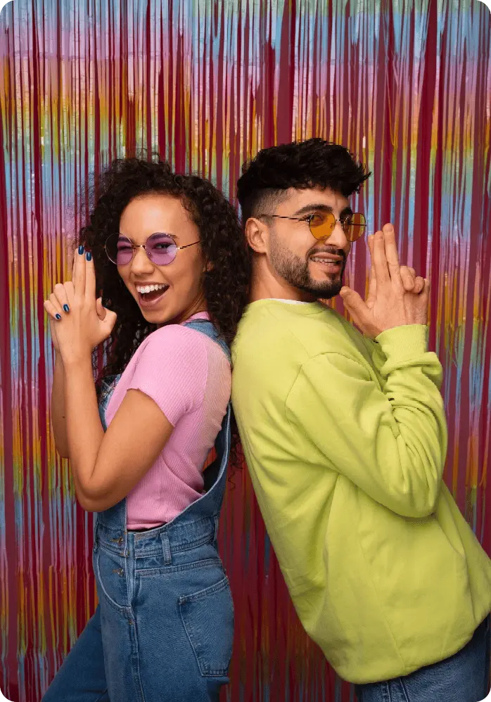 deux amis qui posent devant un photobooth