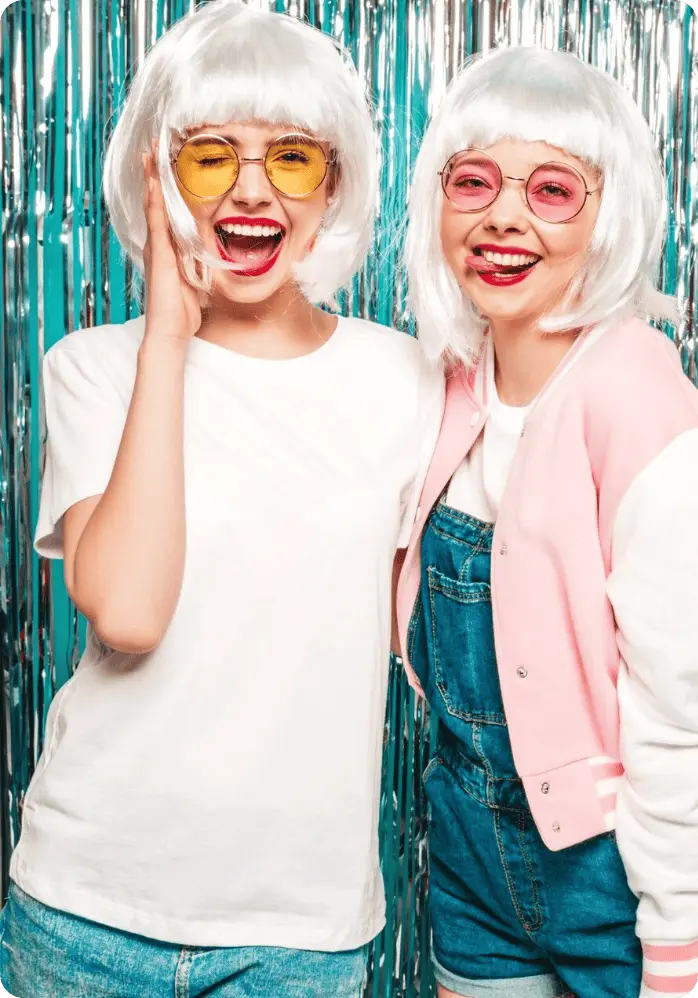 deux amis entrain de se prendre en photo avec un photobooth