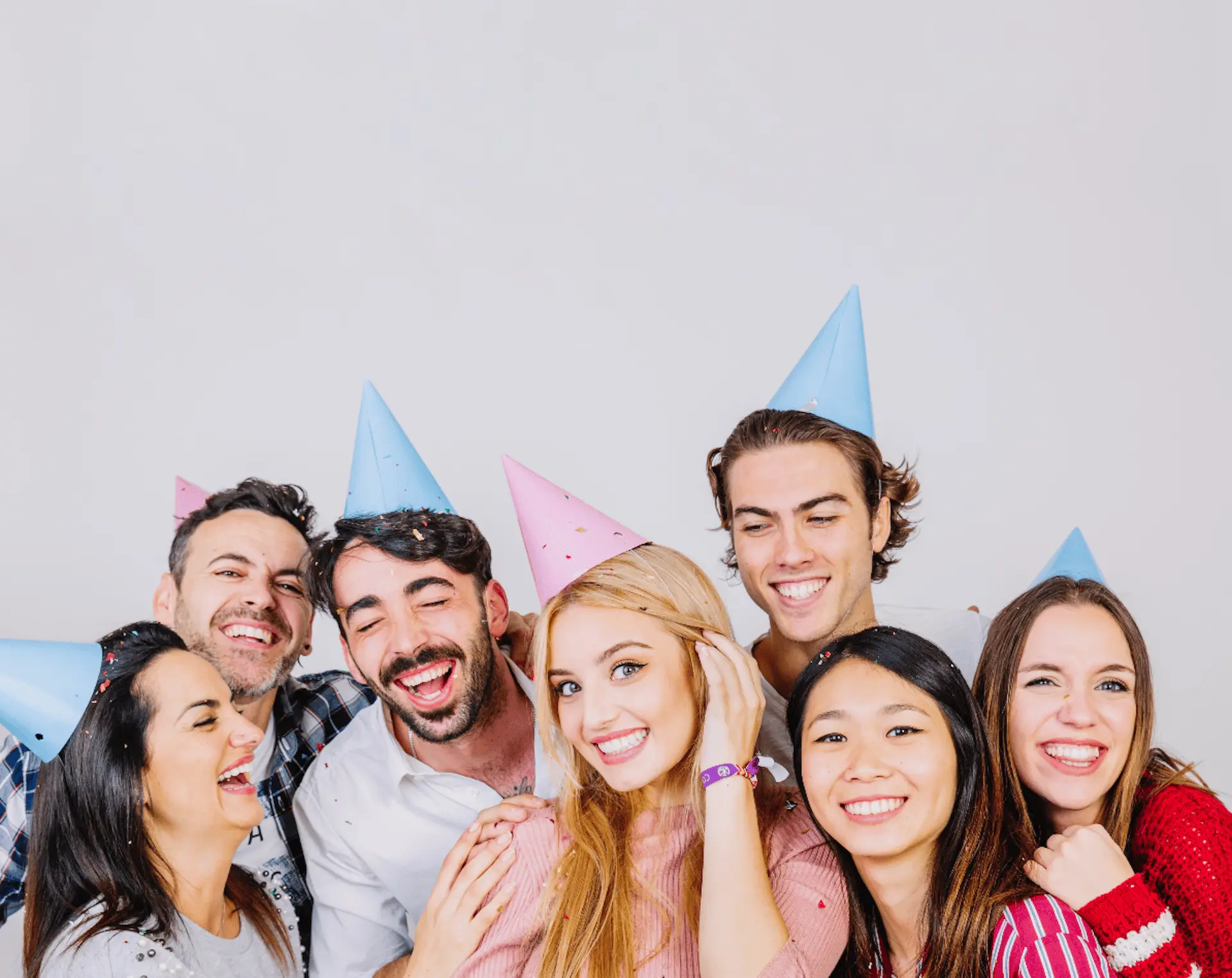 groupe d'amis durant un anniversaire