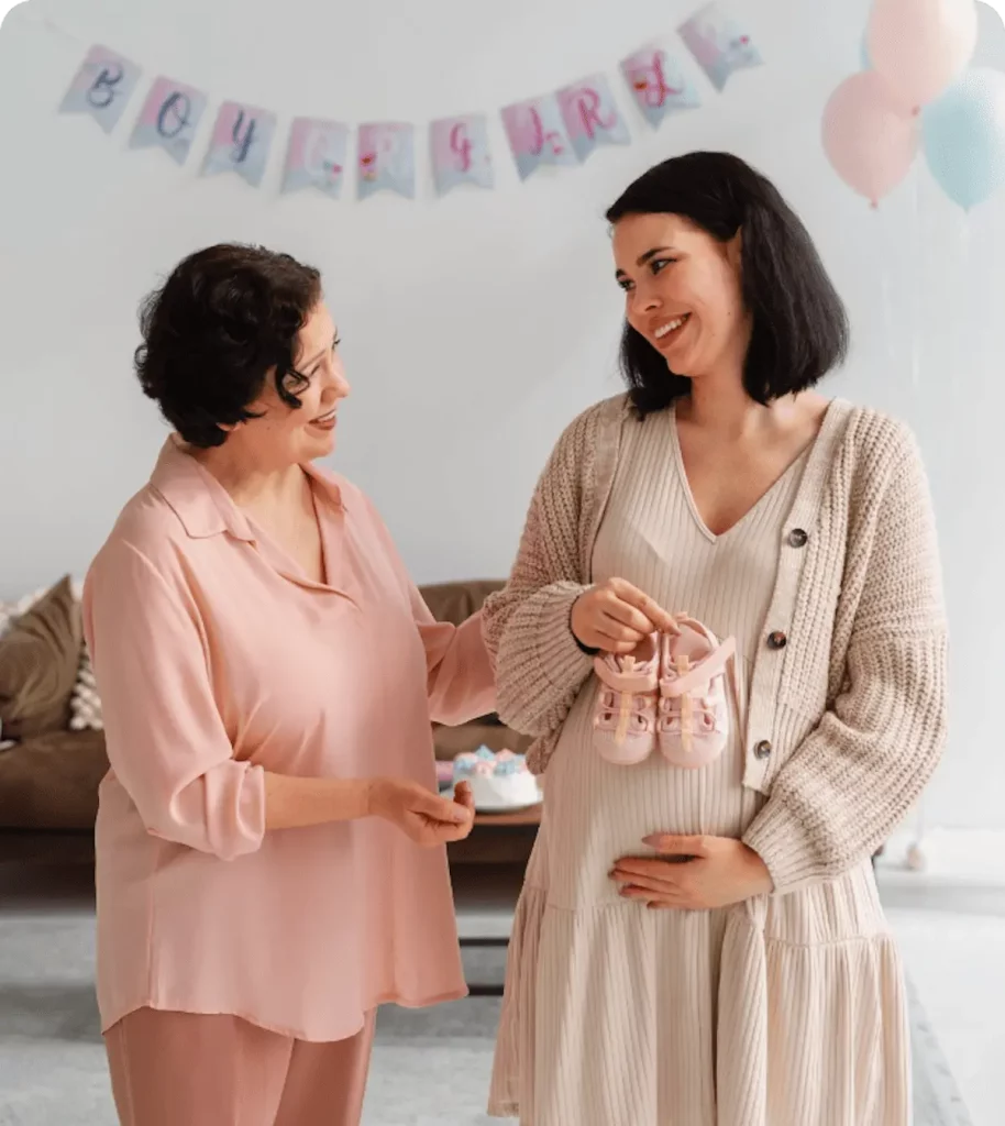 Une mère et sa fille enceinte