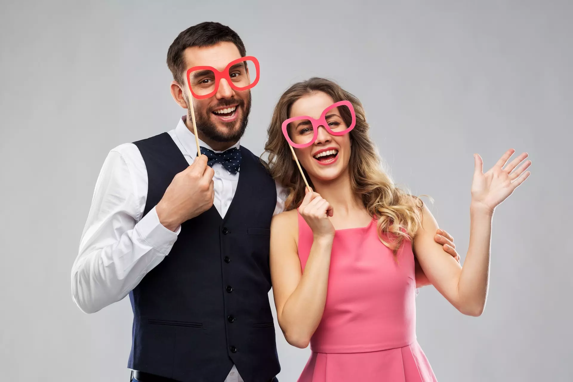 couple faisant une photo sur un photobooth à un mariage