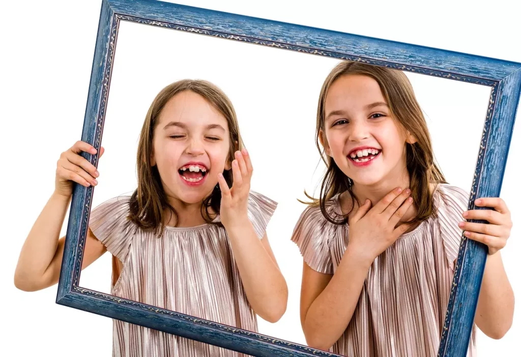 enfants qui prennet une photo sur un photobooth
