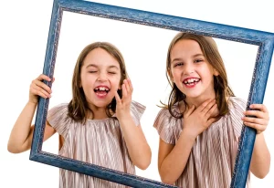 enfants qui prennet une photo sur un photobooth